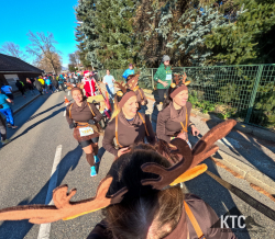 2025-11-30 Winterrung Graz Rentiere - GOPR0369